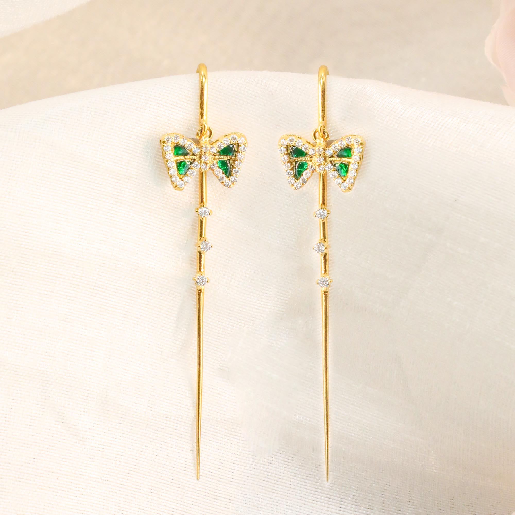 Hanging Bow Motif Silver Needle Ear Cuff