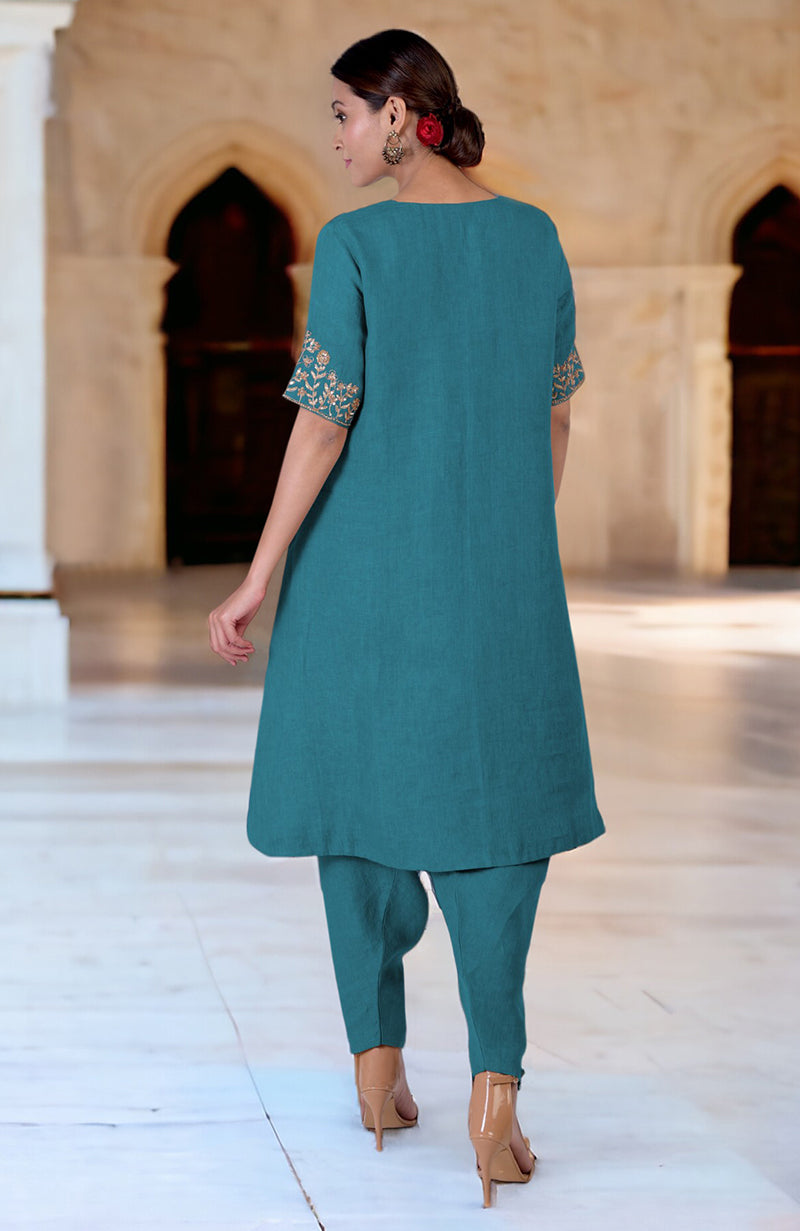 A woman from behind wears a mosaic blue linen kurta set with marori embroidery.