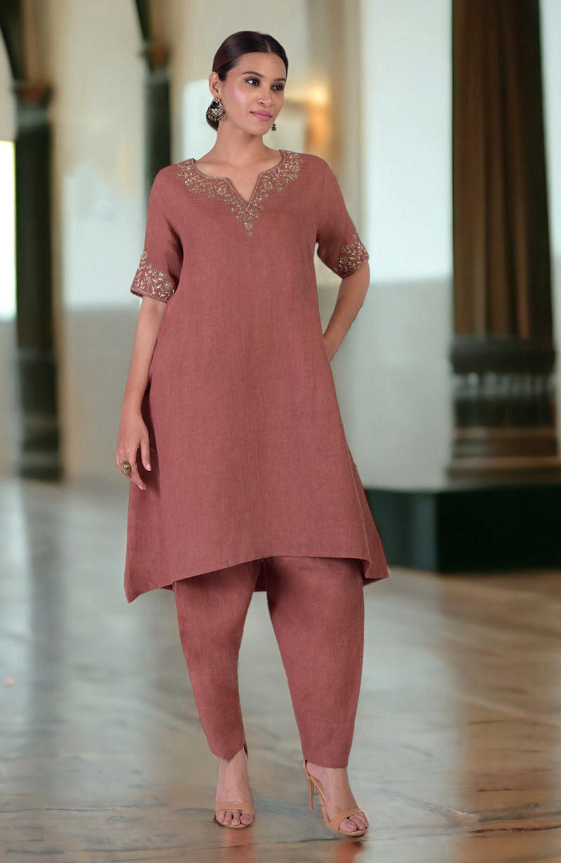 A woman models a chutney marori embroidered linen kurta set with a high-low hem.
