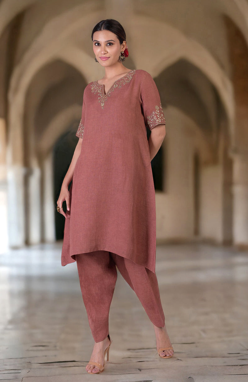 A woman models a chutney marori embroidered linen kurta set with a high-low hem.