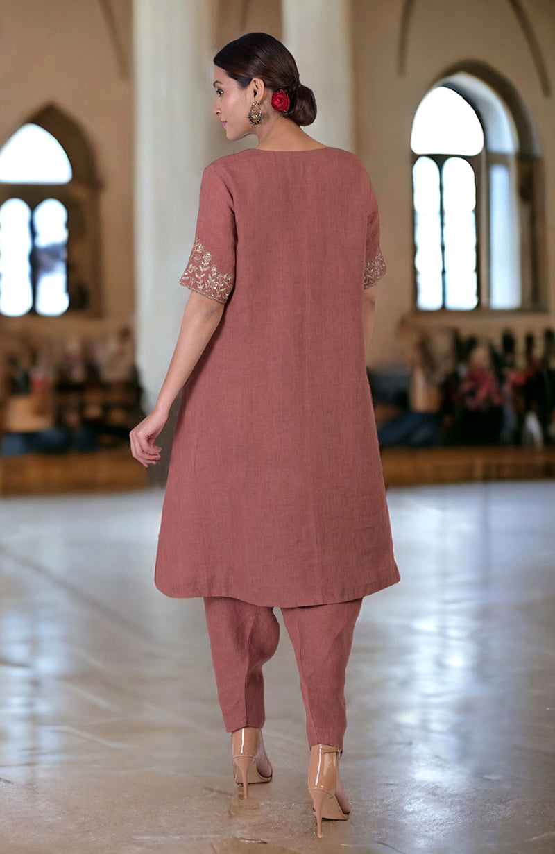 A woman from behind wears a chutney-colored linen kurta set with embroidered sleeves.