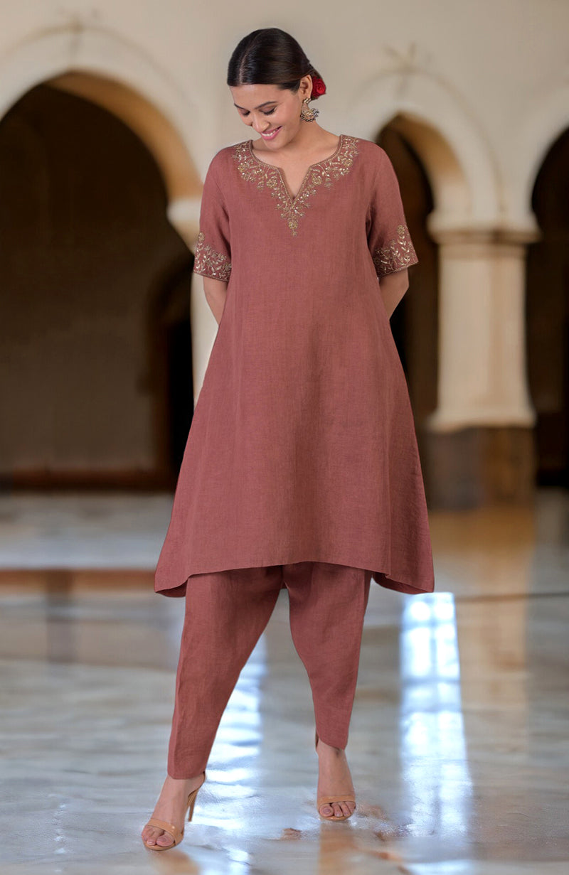 A woman models a chutney marori embroidered linen kurta set with a high-low hem.