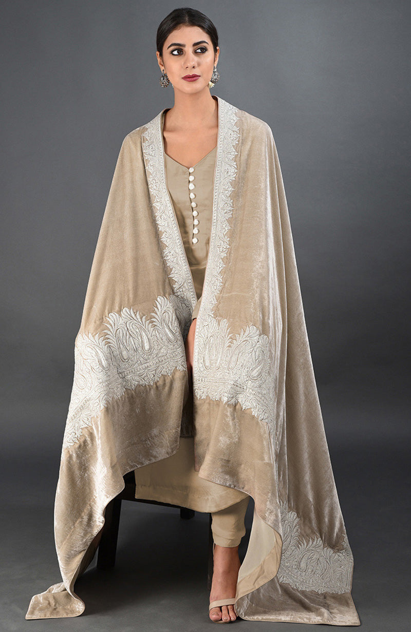 A woman models a beige Kashmiri tilla embroidered dupatta with a matching suit.