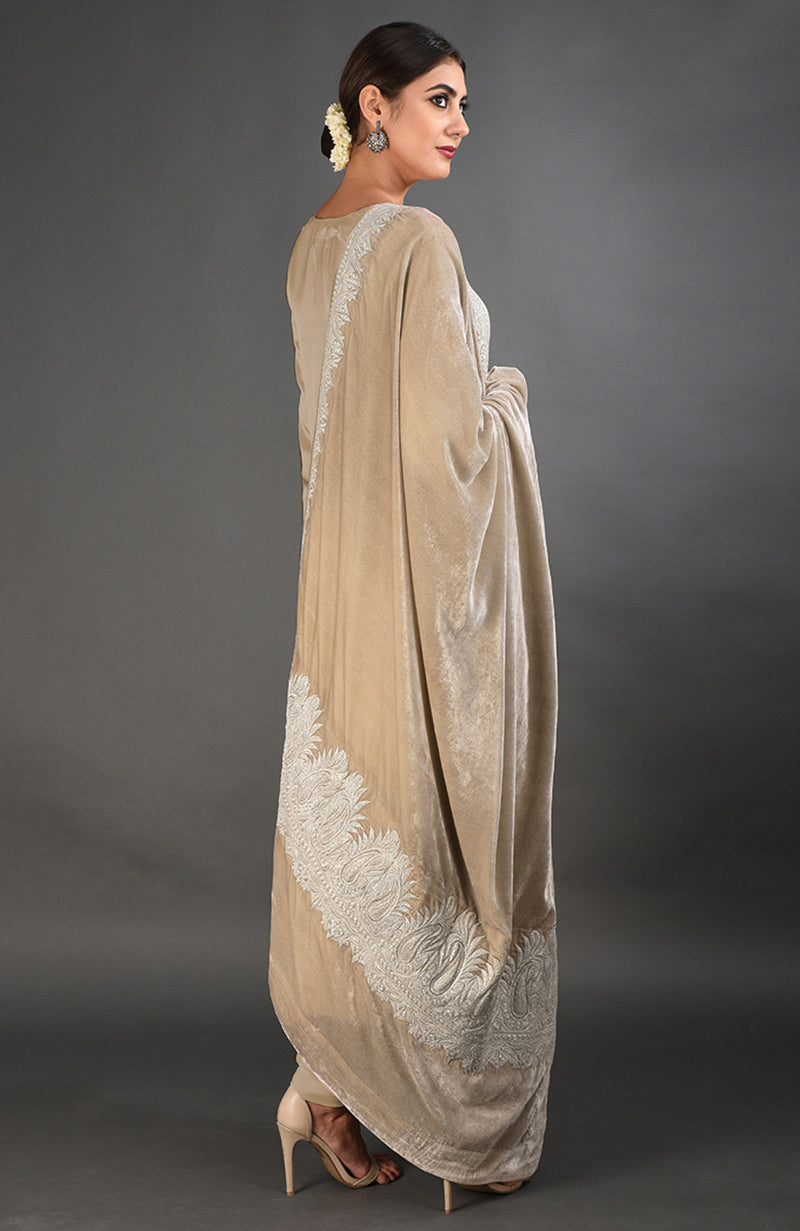 A woman models a beige velvet dupatta with Kashmiri tilla embroidery.