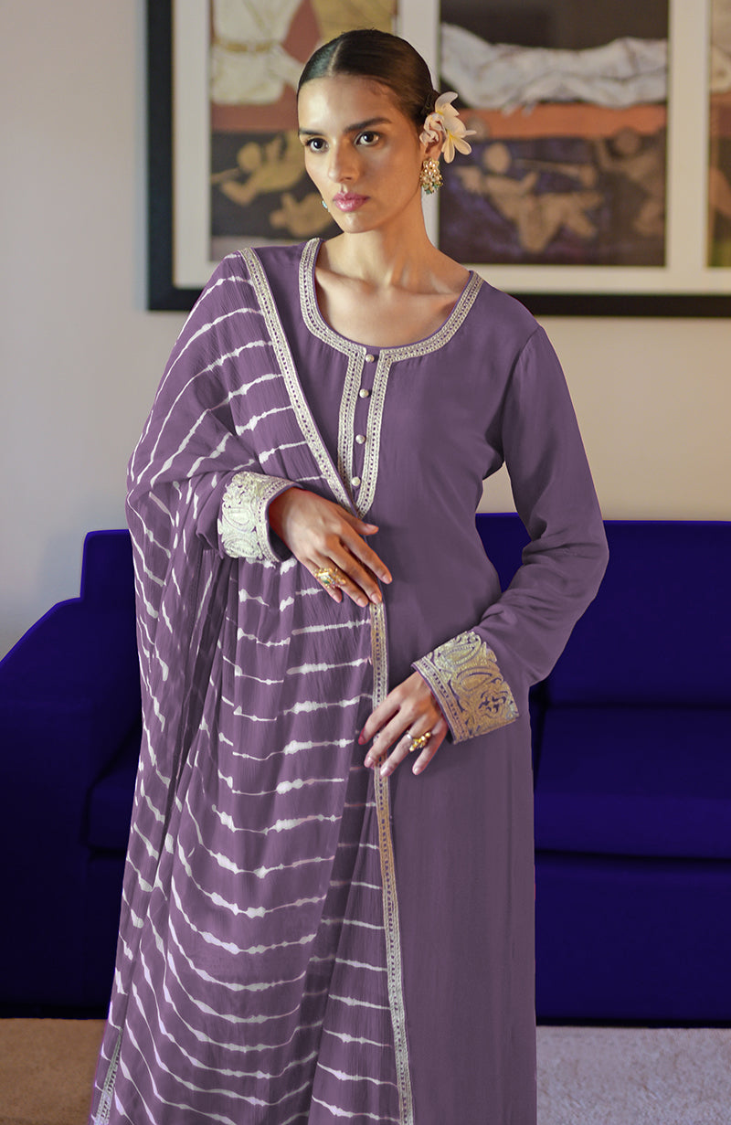 Lavender kurta set with silver Kashmiri tilla embroidery and a leheriya dupatta.