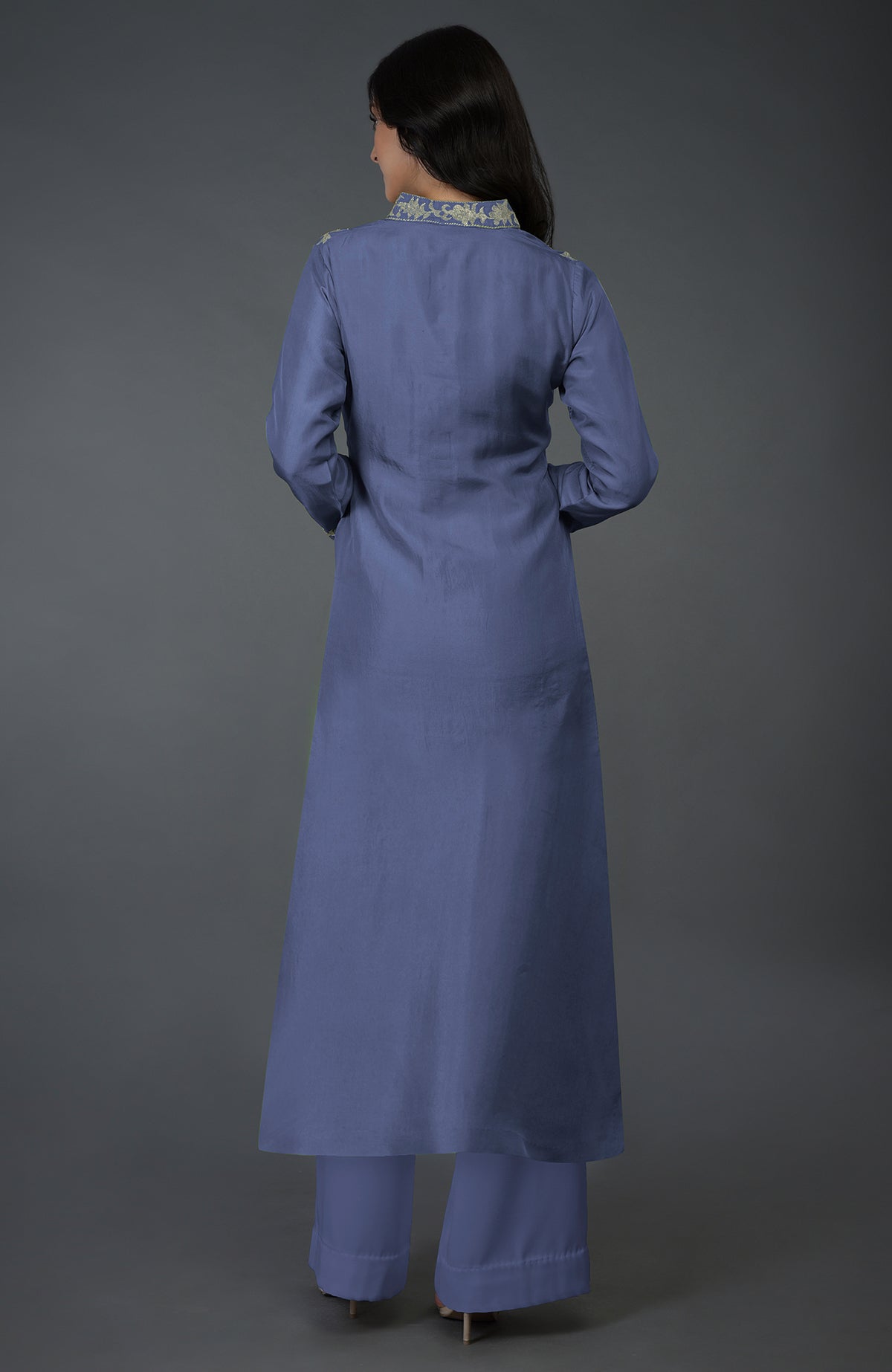 A woman from behind wears an iris blue Kashmiri tilla embroidered kurta set.