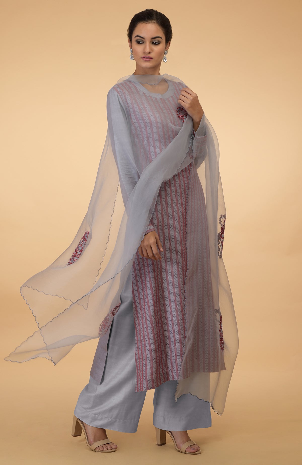 A model wears a grey and maroon Kantha embroidered kurta set with a dupatta.
