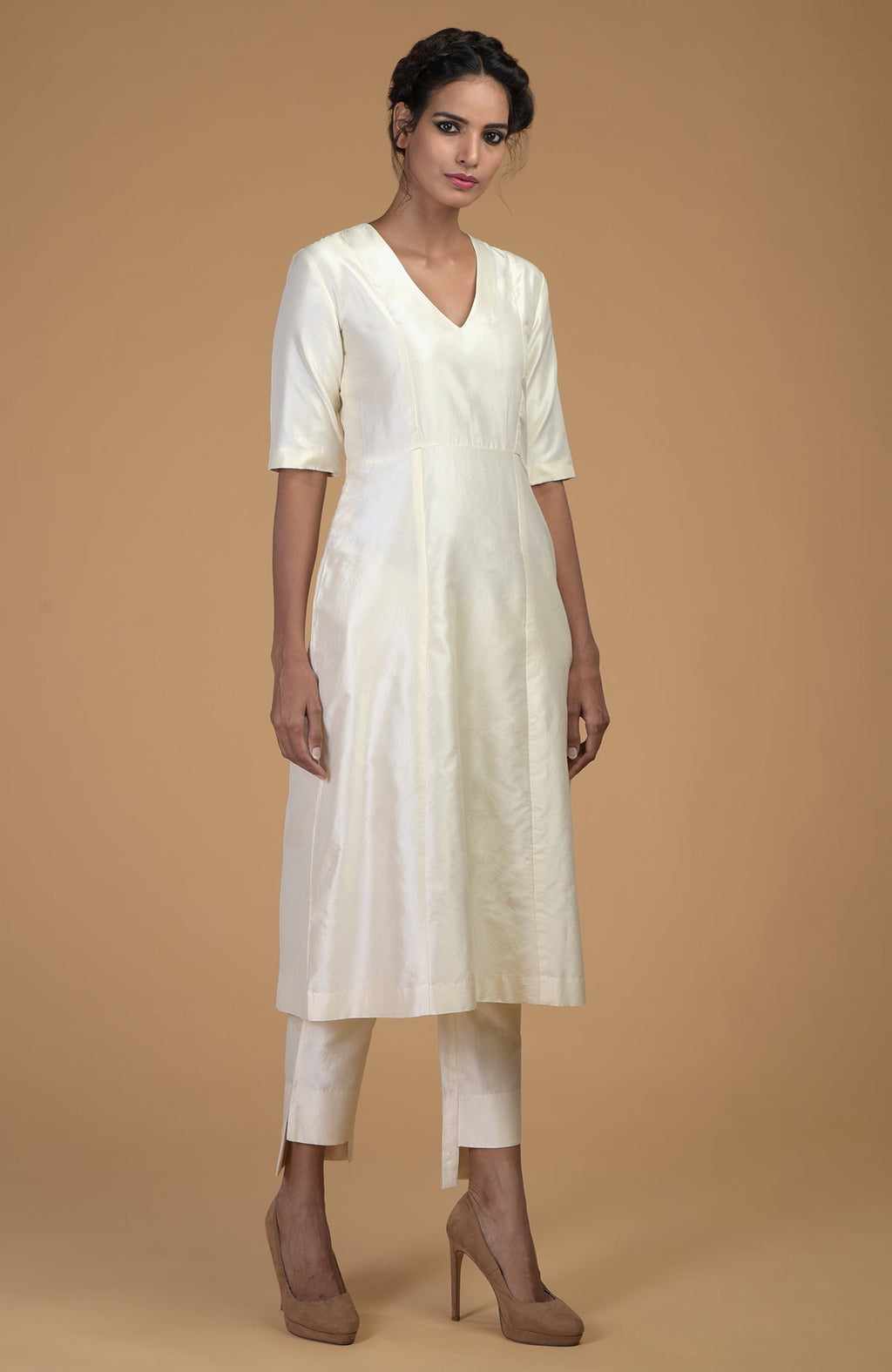 An ivory pure Matka silk V-neck kali kurta set on a model.