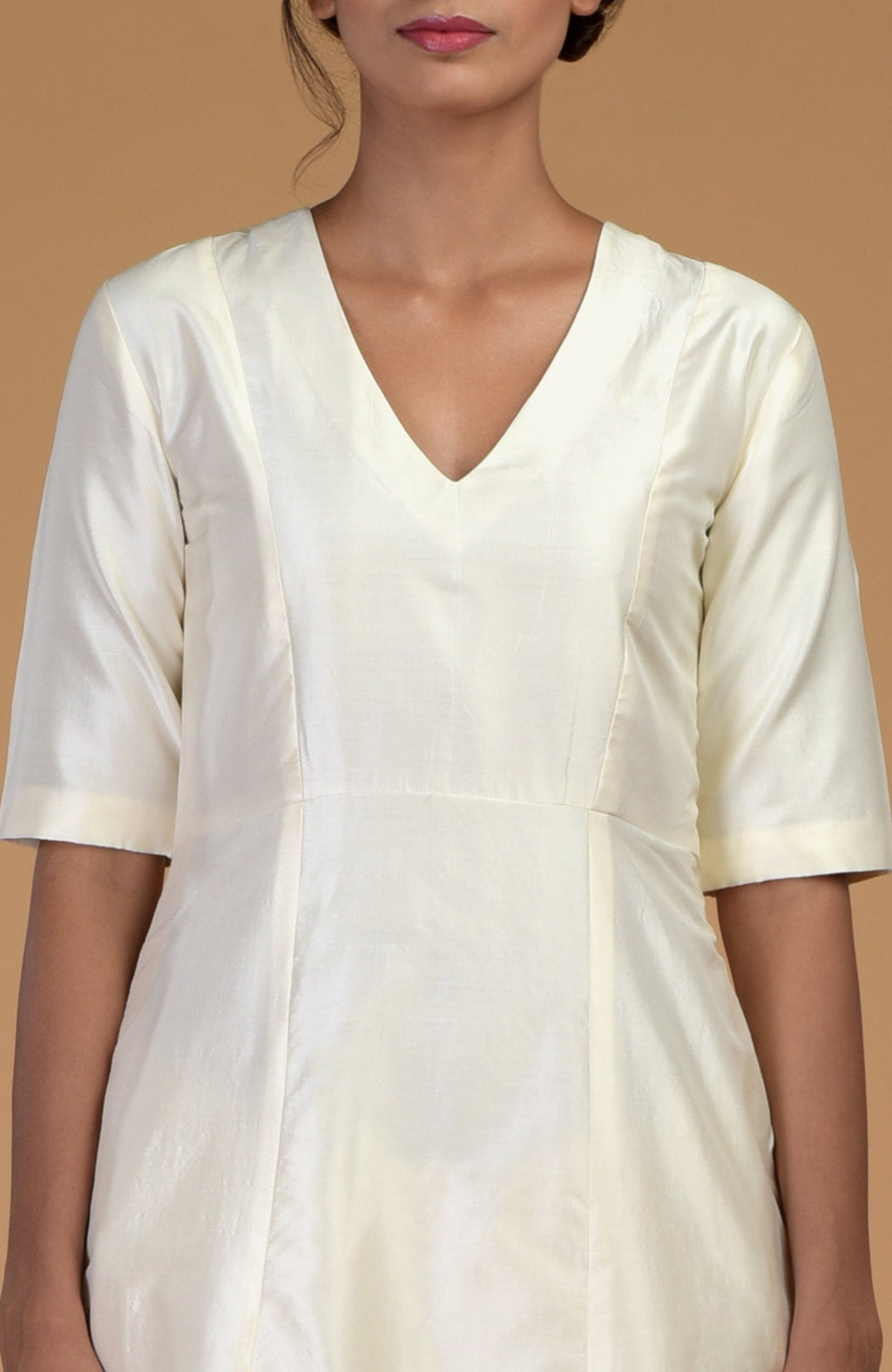 An ivory pure Matka silk V-neck kali kurta with half sleeves.