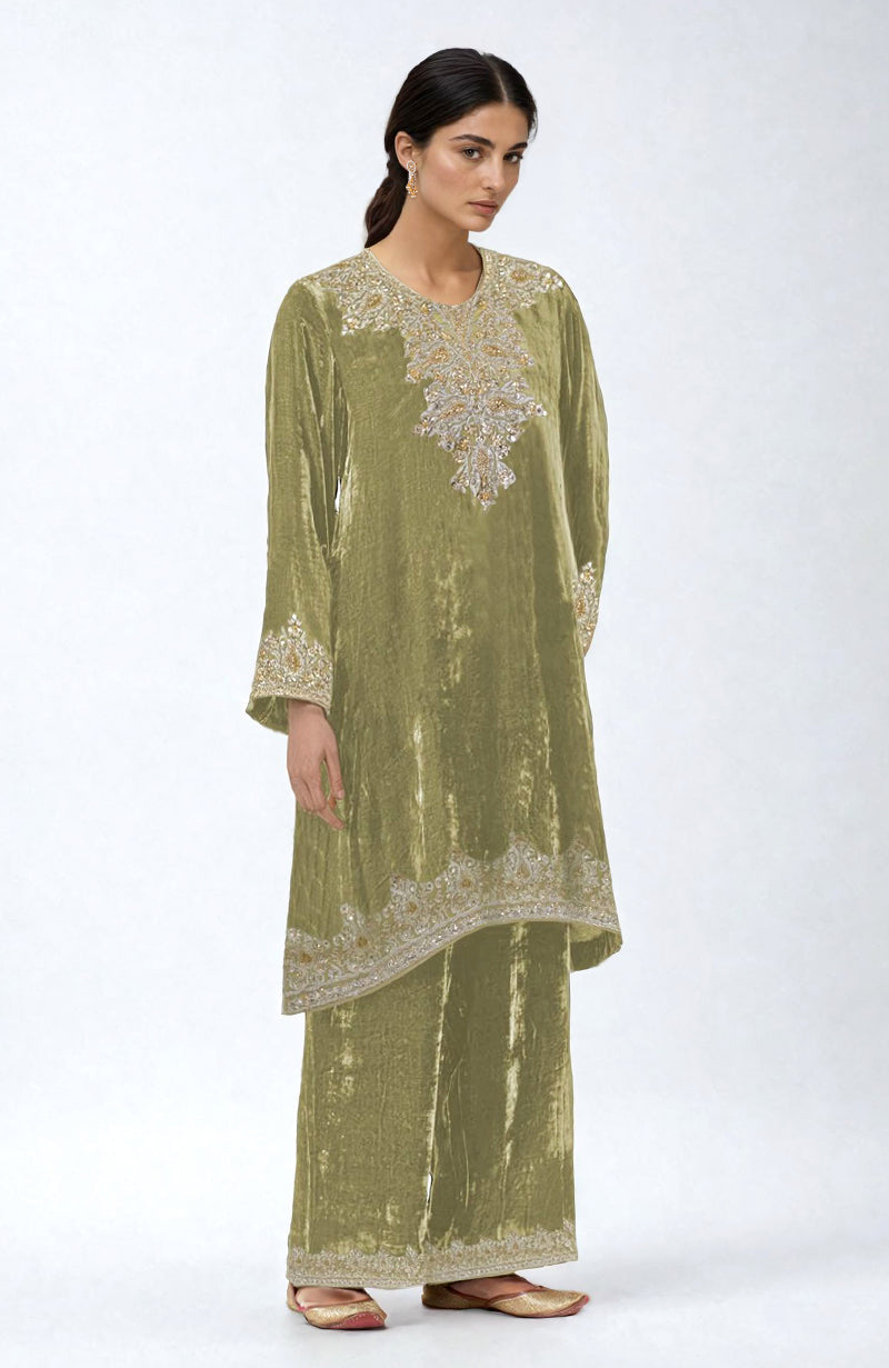 Bog green velvet pheran kurta set with Kashmiri tilla aari and zardozi embroidery.