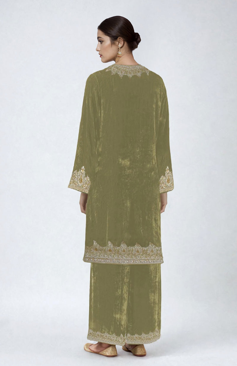 Bog green velvet pheran kurta set with Kashmiri tilla aari and zardozi embroidery.