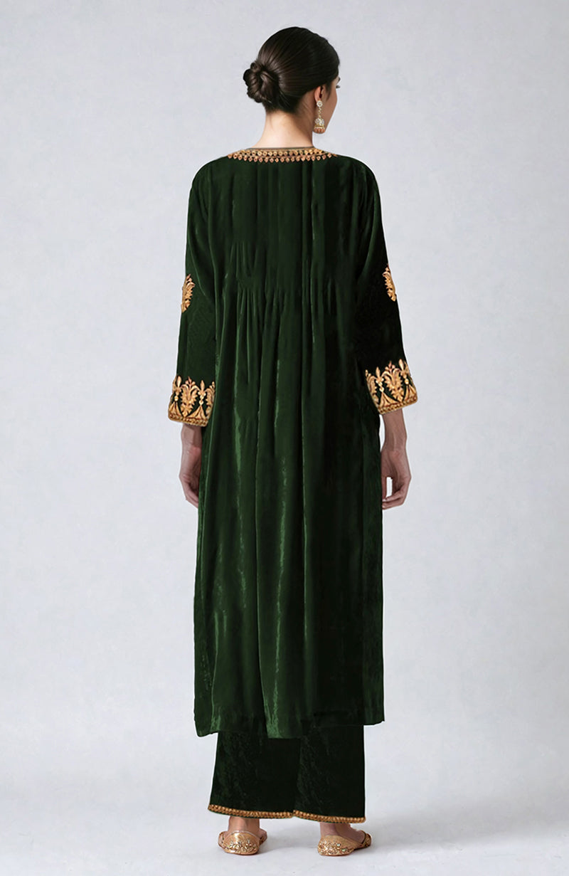 Emerald green velvet kurta set with gold Kashmiri tilla dozi embroidery.
