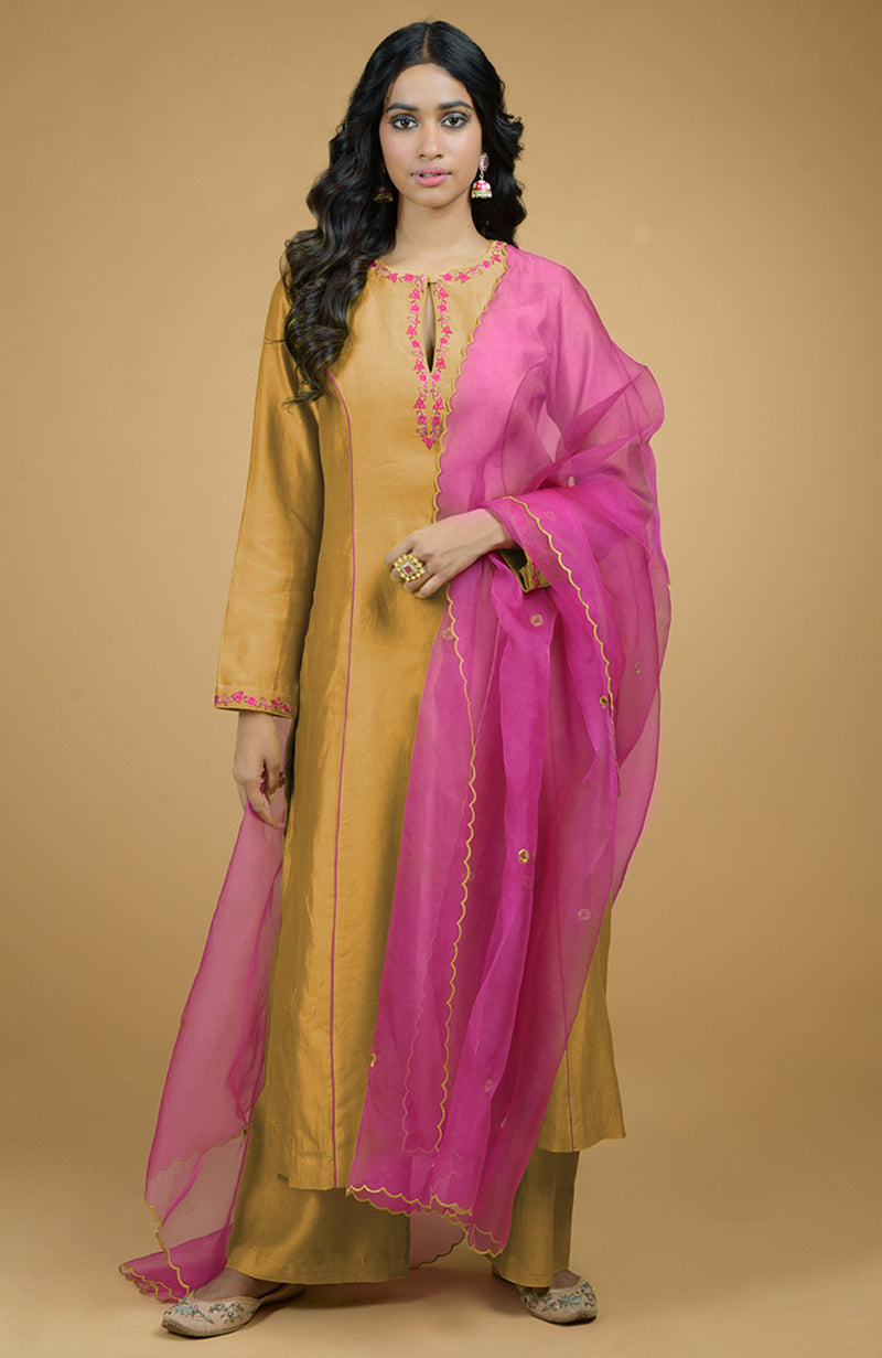 Beige chanderi silk kurta set with magenta organza dupatta.