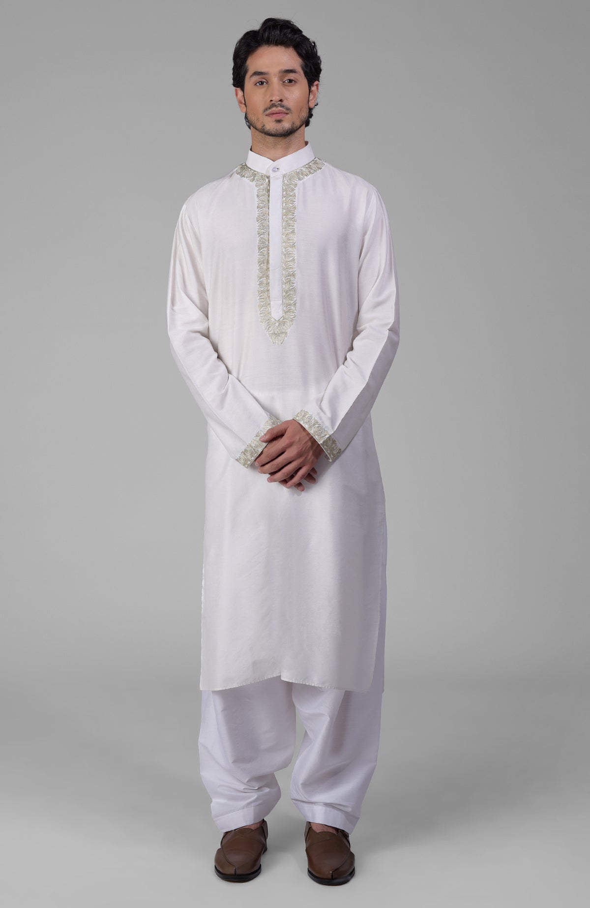 Ivory kurta set with Kashmiri tilla embroidery in silver and gold threads and band collar.